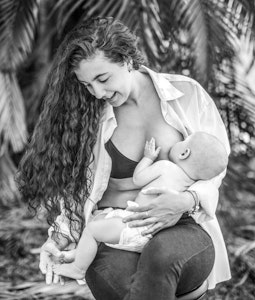 DSC_4847_ Mum and babe breast feedingBlack and white
